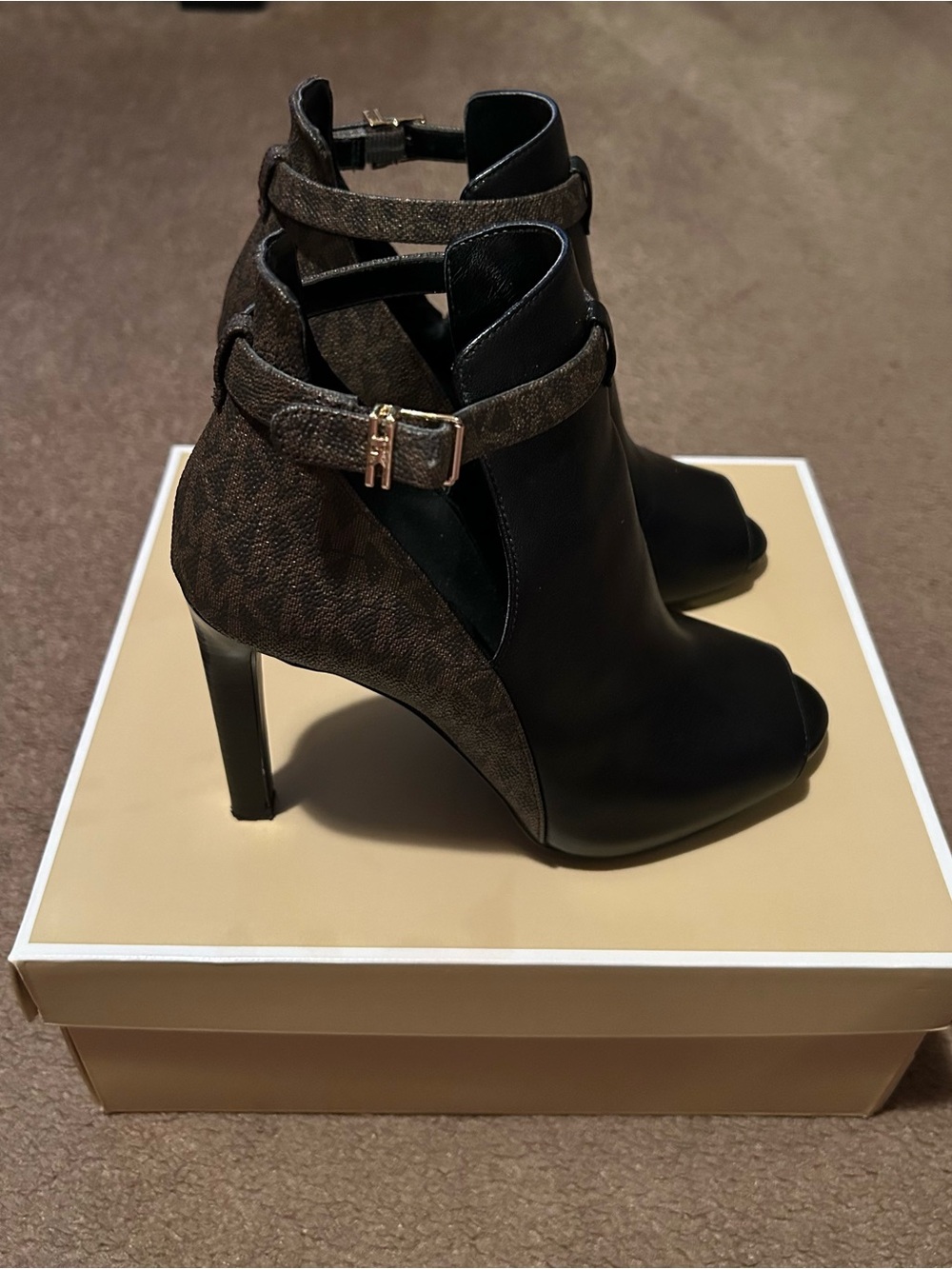 Michael Kors Lawson Open Toe Black Leather Brown Signature Logo - Picture 2 of 6